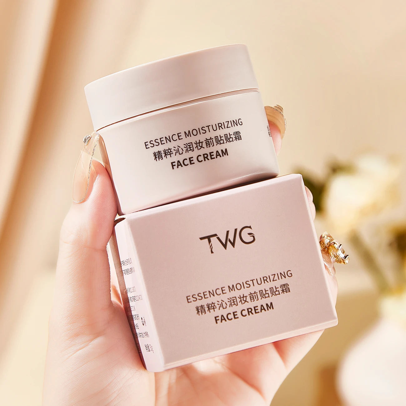 Apply the cream before makeup, moisturizing foundation cream - lasting moisturizing, creating a natural foundation