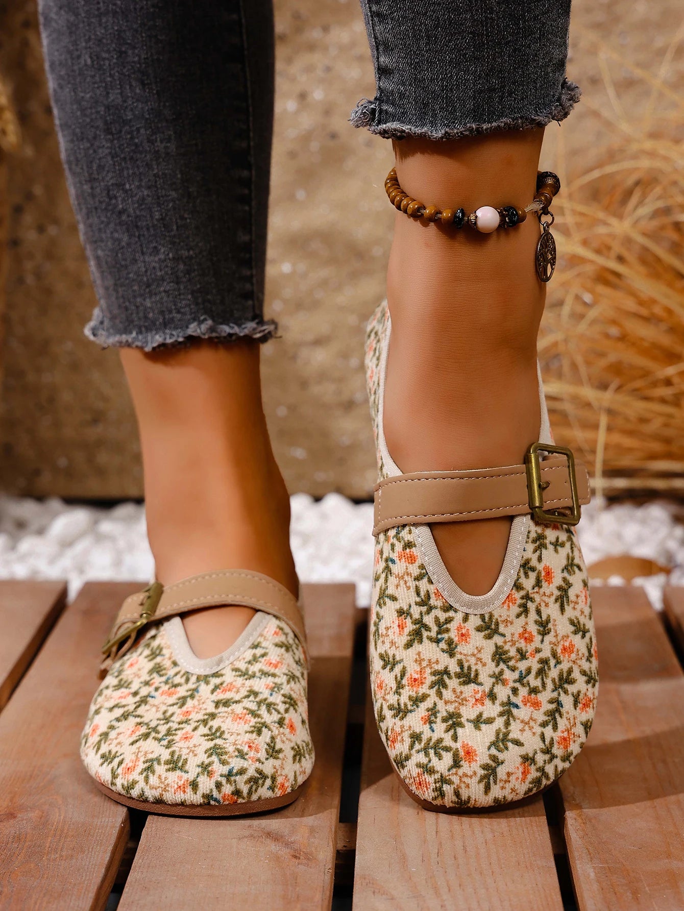 Women's slip-on flat shoes, comfortable for walking, featuring a round toe, easy-to-wear loafers style, with solid color and flo