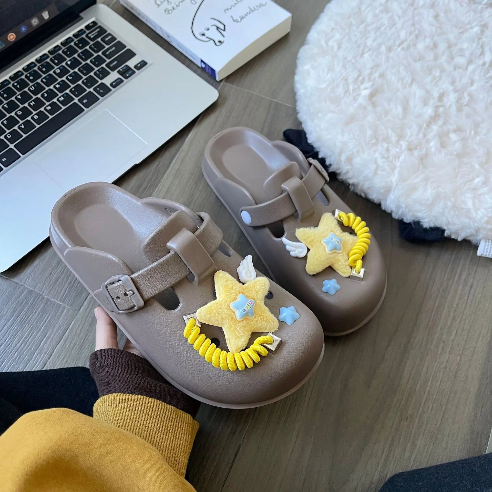 Top selling hole shoes with a high-end feel, non slip slippers for external wear, breathable half toe cap sandals