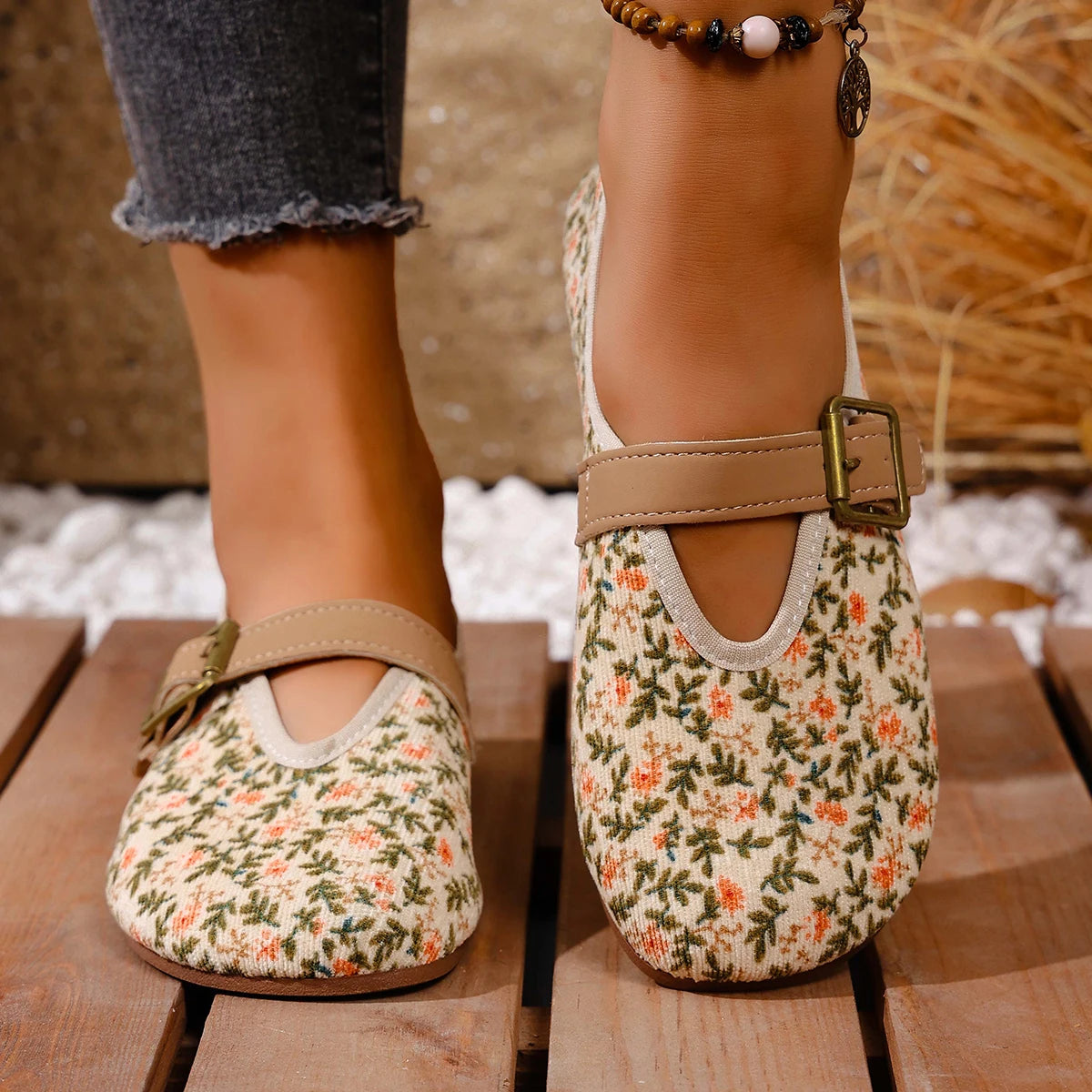 Women's slip-on flat shoes, comfortable for walking, featuring a round toe, easy-to-wear loafers style, with solid color and flo