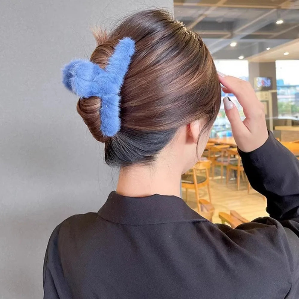 Winter Faux Fur Hair Claws for Women Elegant Acrylic Crab Barrette Hairpin Girls Hair Accessories Furry Headwear Hair Claw Clip