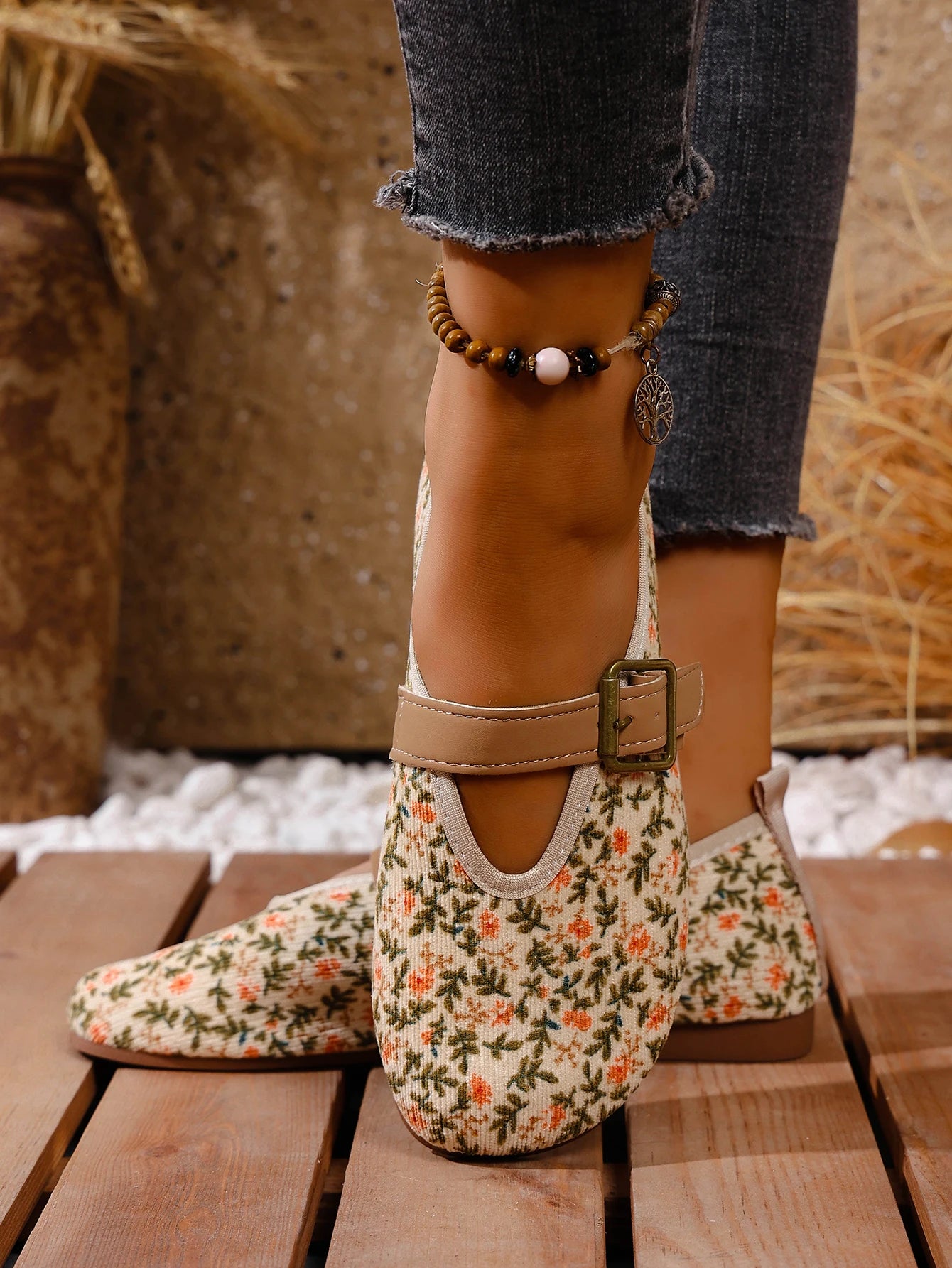 Women's slip-on flat shoes, comfortable for walking, featuring a round toe, easy-to-wear loafers style, with solid color and flo