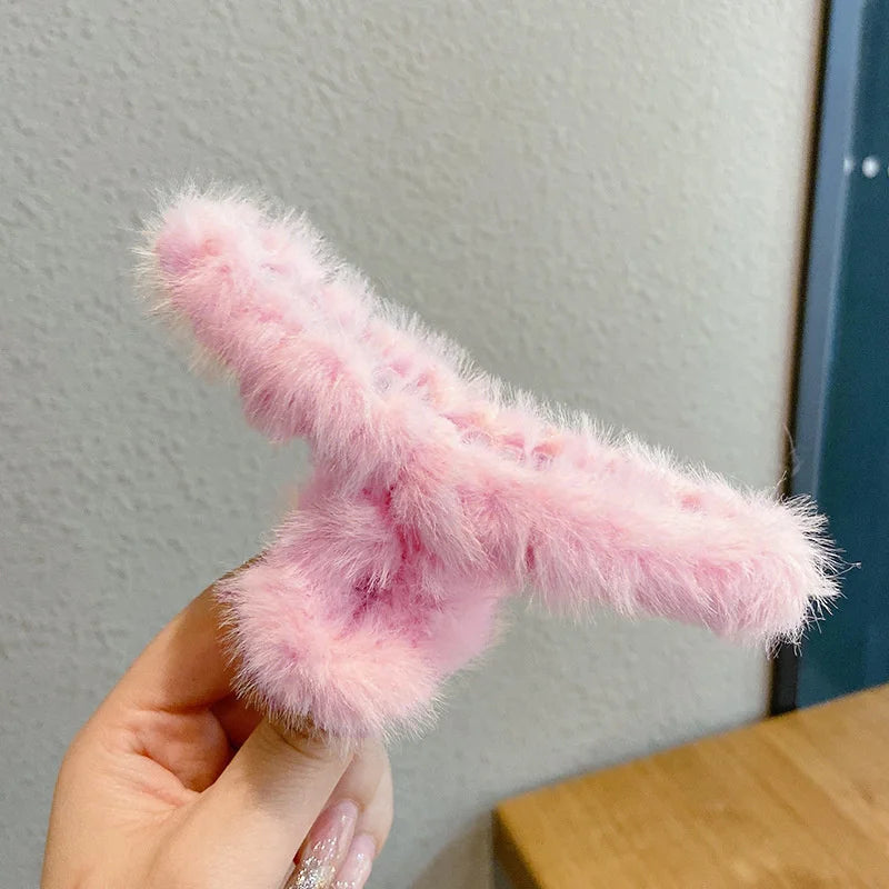Winter Faux Fur Hair Claw for Women Elegant Acrylic Crab Barrette Hairpin Girl-Hair Accessories Furry Headwear Hair Claw Clip