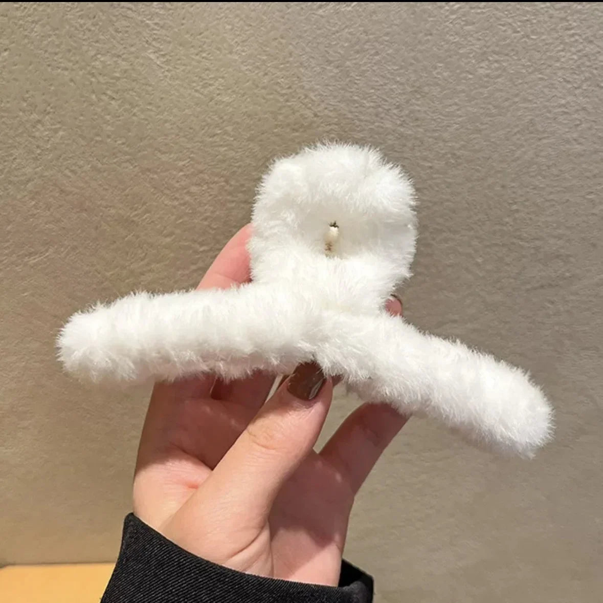 Winter Faux Fur Hair Claw for Women Elegant Acrylic Crab Barrette Hairpin Girl-Hair Accessories Furry Headwear Hair Claw Clip