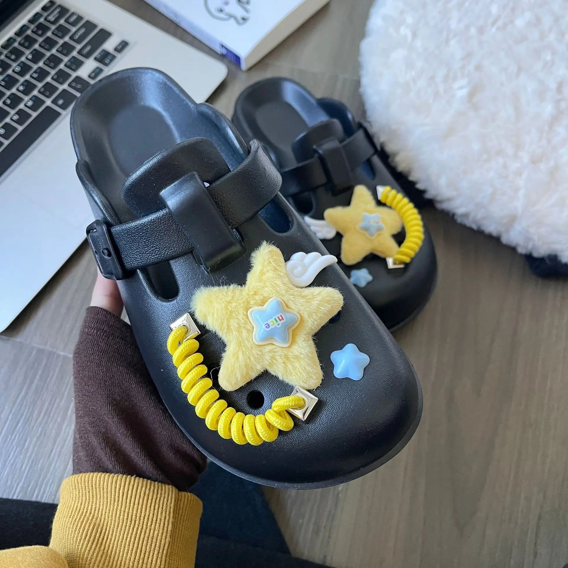 Top selling hole shoes with a high-end feel, non slip slippers for external wear, breathable half toe cap sandals