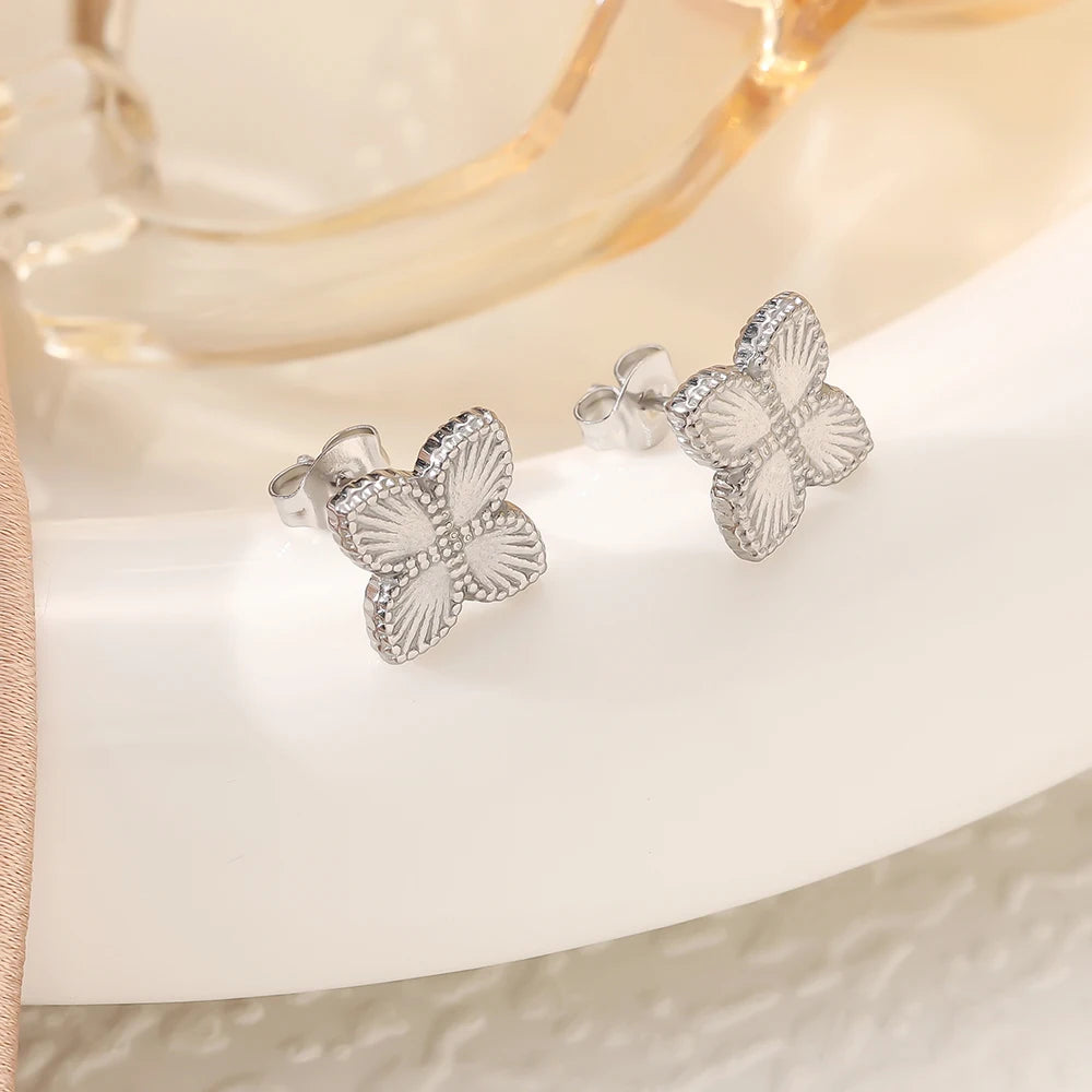 Stainless steel necklace, bracelet, earrings, exquisite clover jewelry, women's fashionable and versatile jewelry set