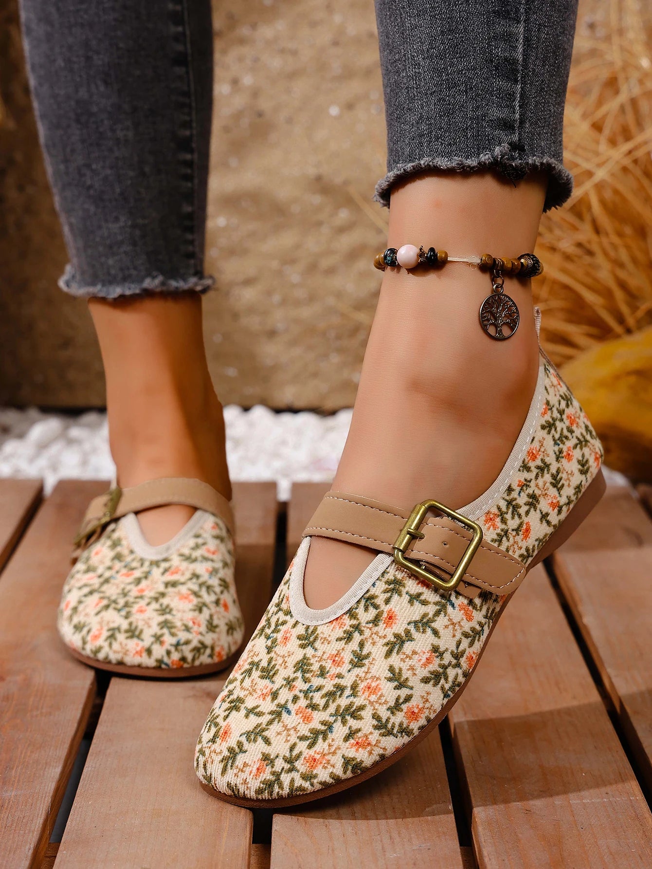 Women's slip-on flat shoes, comfortable for walking, featuring a round toe, easy-to-wear loafers style, with solid color and flo