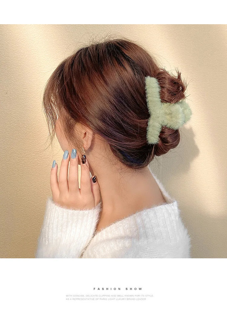 Winter Faux Fur Hair Claws for Women Elegant Acrylic Crab Barrette Hairpin Girls Hair Accessories Furry Headwear Hair Claw Clip