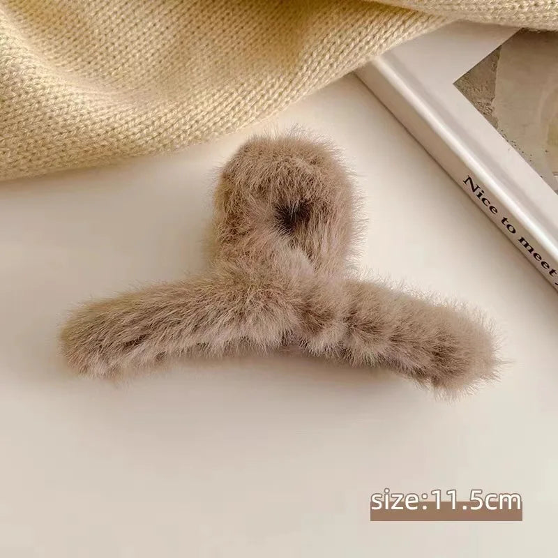 Winter Faux Fur Hair Claws for Women Elegant Acrylic Crab Barrette Hairpin Girls Hair Accessories Furry Headwear Hair Claw Clip