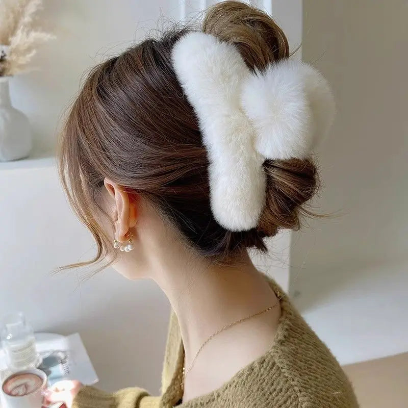 Autumn Winter Oversized Faux Fur Crab Hair Clip Rabbit Hair Claw Clips Cute Plush Ponytail Barrettes Girls Hair Accessories