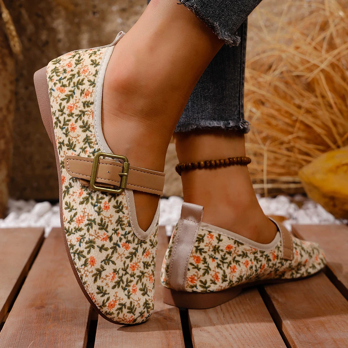 Women's slip-on flat shoes, comfortable for walking, featuring a round toe, easy-to-wear loafers style, with solid color and flo