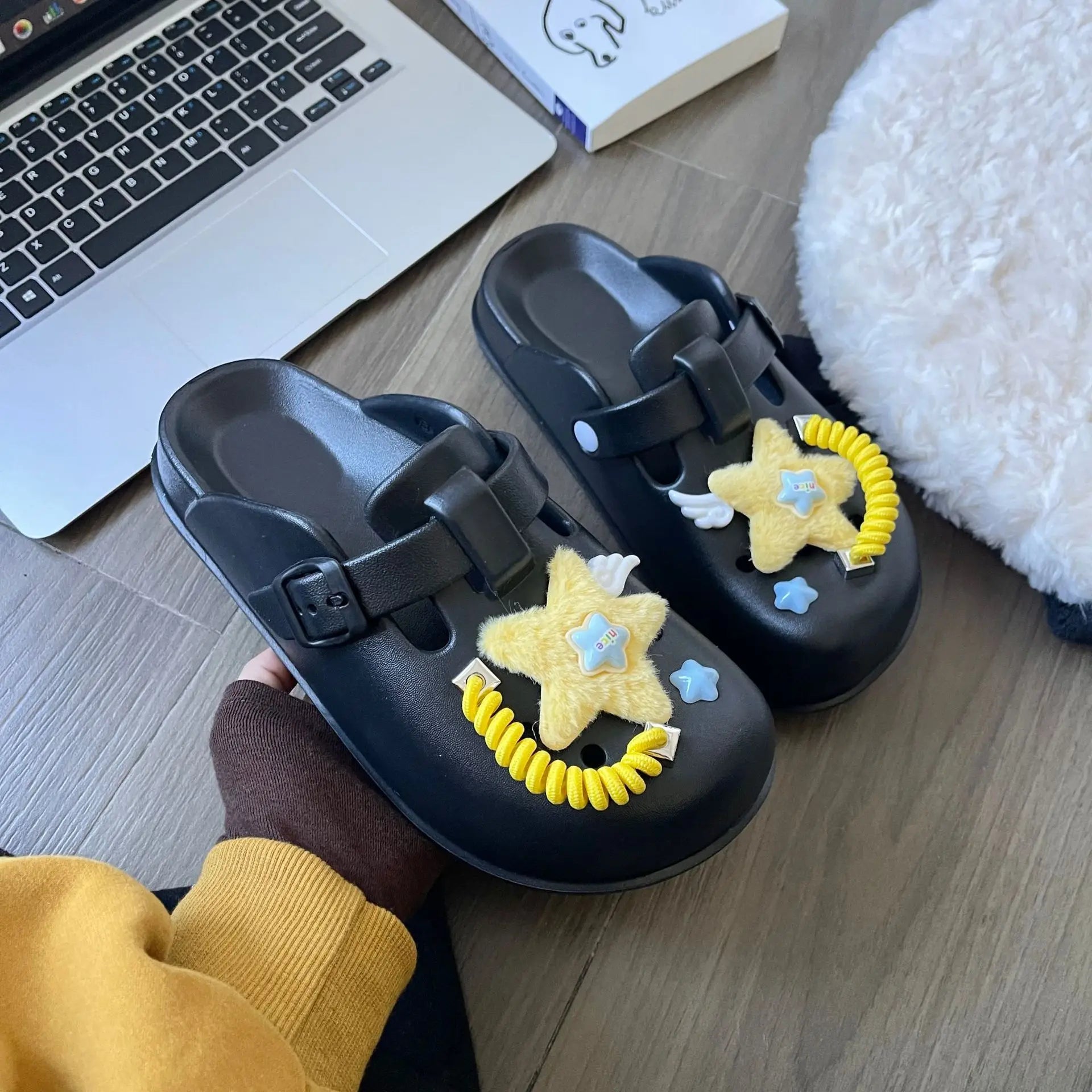 Top selling hole shoes with a high-end feel, non slip slippers for external wear, breathable half toe cap sandals