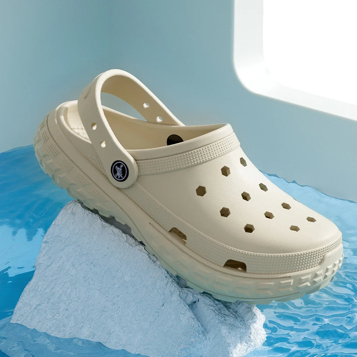 Women and Men's Hole Shoes Summer Non-Slip Outdoor Sandals Closed Toe Shit Feeling Beach Slippers Thick Bottom Soft Bottom